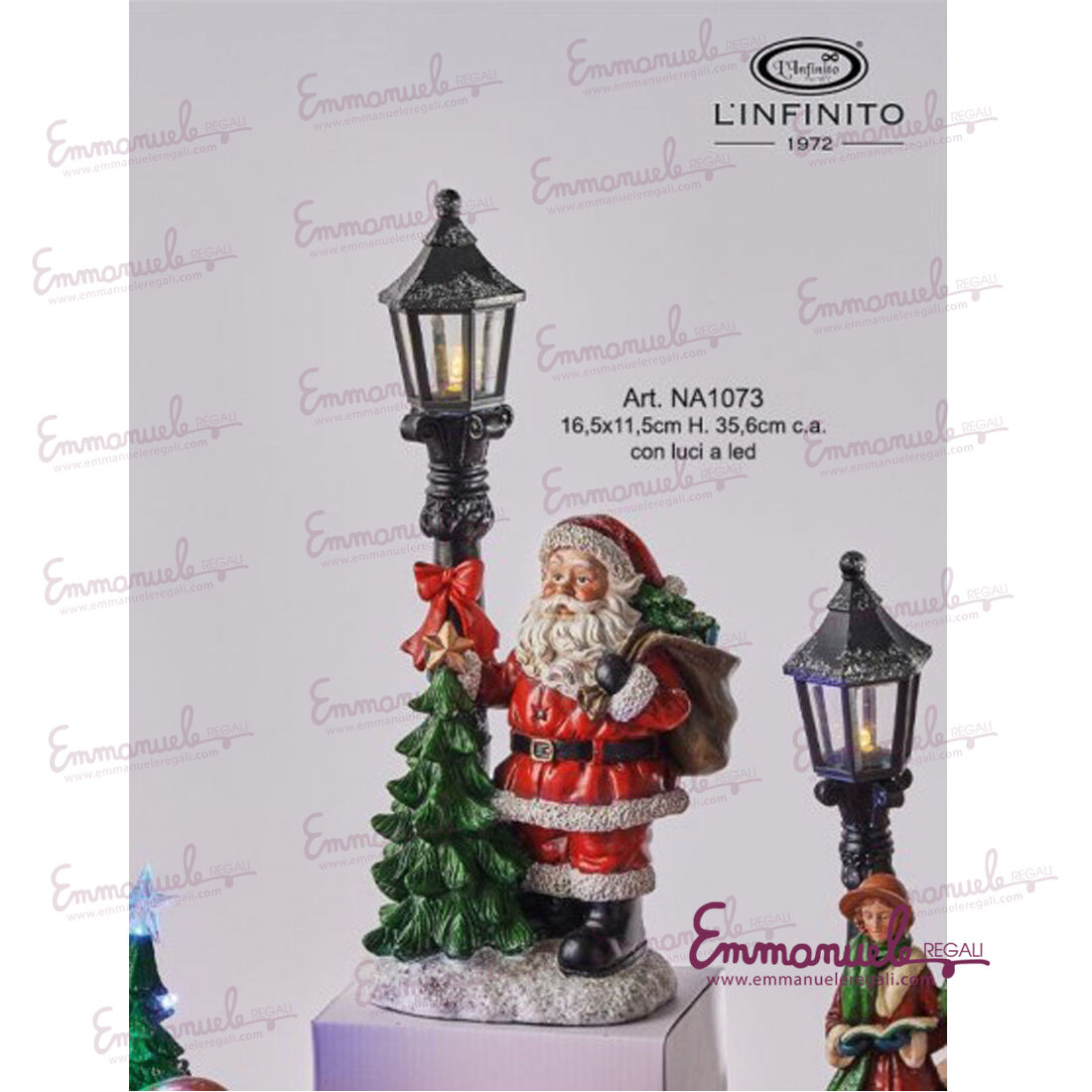 NA1073-2-Babbo Natale con abete e lampione con led-L'Infinito-emmanueleregali-bombonieraperfetta